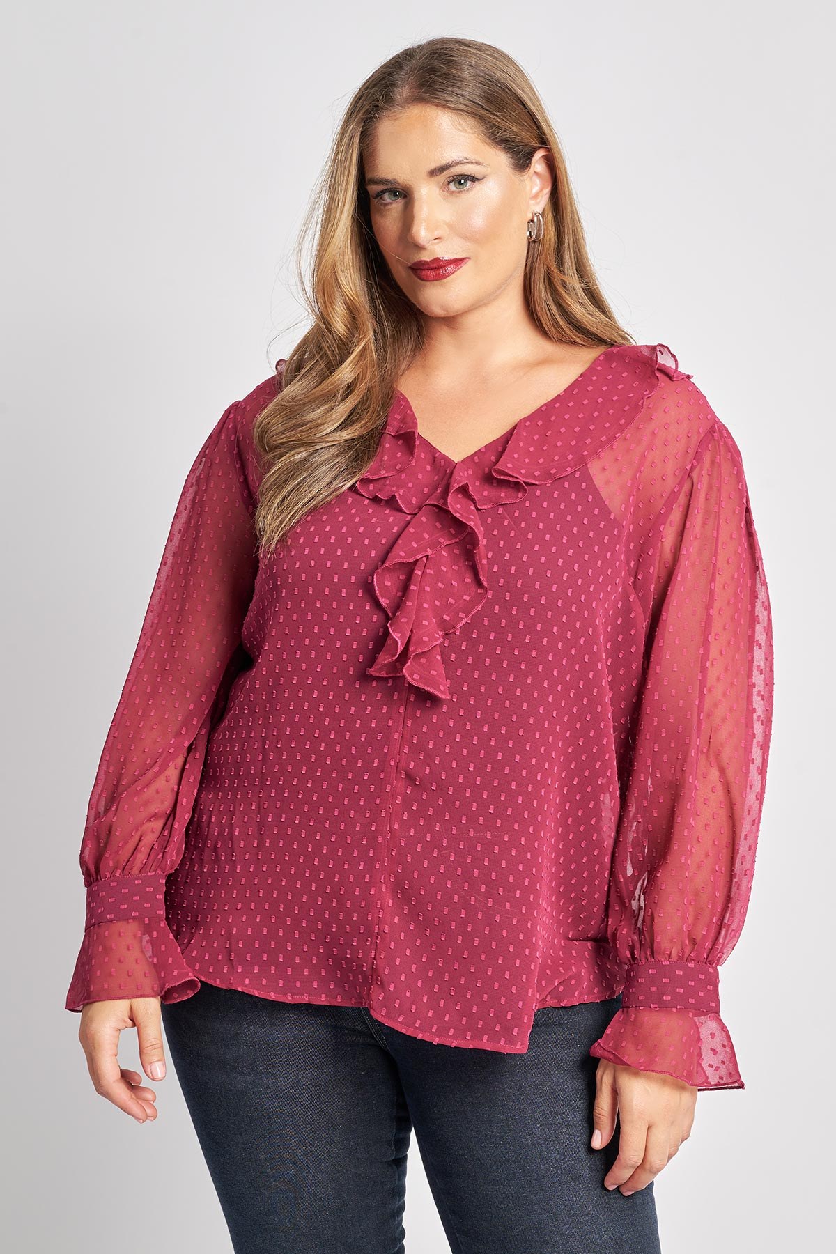 Μπλούζα ημιδιάφανη chiffon με διακόσμηση βολάν στο V. Μακριά μανίκια με βολάν στη μανσέτα. Το εσωτερικό τοπ αποτελεί στυλιστική πρόταση και διατίθεται ξεχωριστά. Το μοντέλο έχει ύψος 180 εκ, στήθος 107, μέση 95, περιφέρεια 122 και φοράει το μέγεθος S