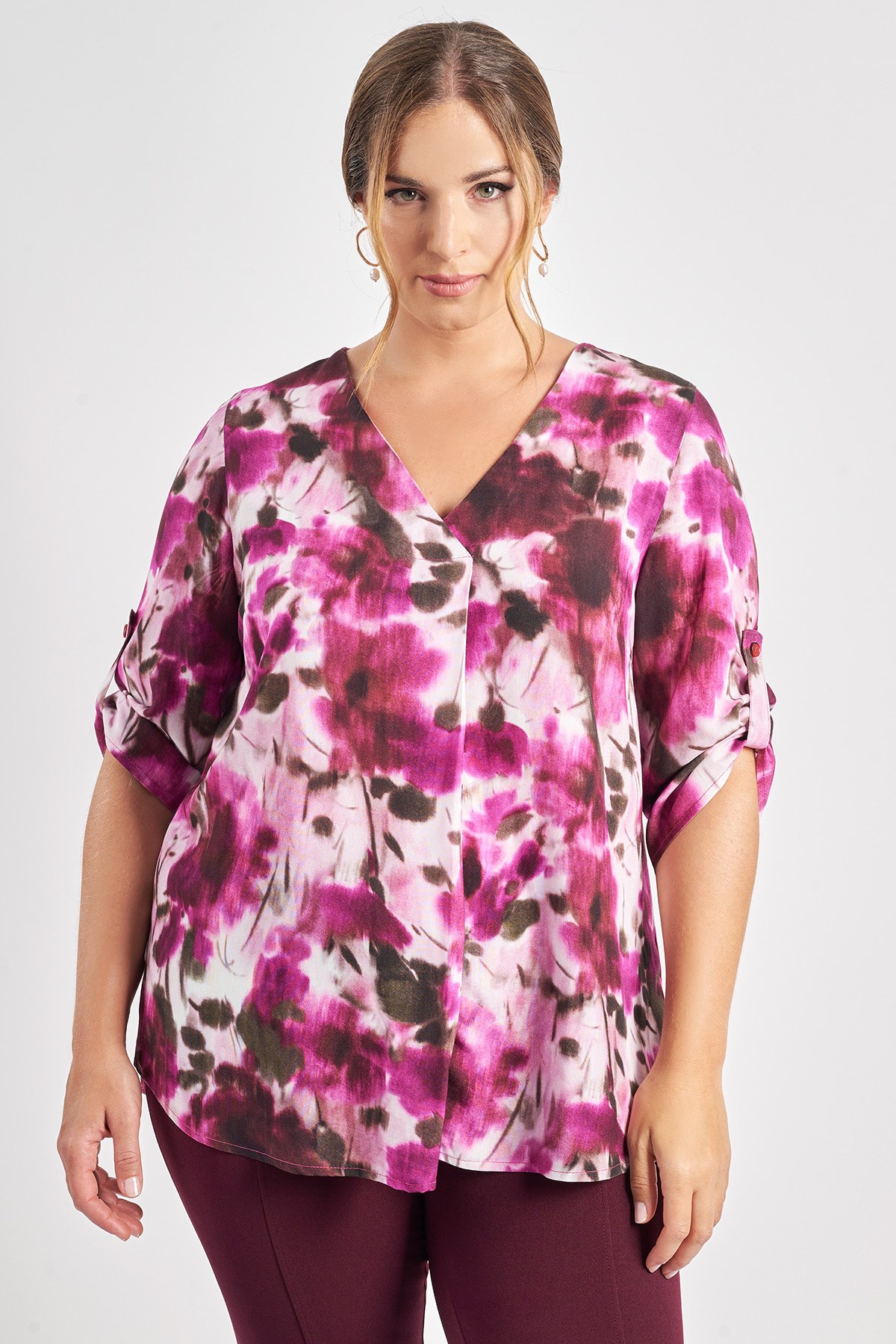 Μπλούζα από βισκόζη σε εμπριμέ φλοράλ με τεχνοτροπία batik.V λαιμόκοψη που καταλήγει σε πιέτα. Μανίκια 3/4 που γυρίζουν σε κούμπωμα με κουμπί. Σε άνετη γραμμή. Το μοντέλο έχει ύψος 180 εκ, στήθος 107, μέση 95, περιφέρεια 122 και φοράει το μέγεθος S
