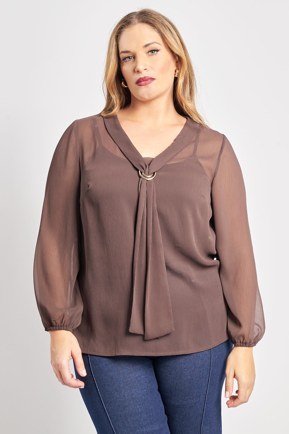 Μπλούζα μονόχρωμη chiffon ημιδιάφανη. Μακριά μανίκια με ελαστική μανσέτα. Δετή γραβάτα στον λαιμό με διακόσμητικό. Δώστε έμφαση στη θηλυκή κομψότητα με αυτή τη μπλούζα. Διατίθεται χωρίς το εσωτερικό τοπ με τιράντες που φοράει το μοντέλο στις προϊοντικές φωτογραφίες. Το μοντέλο έχει ύψος 180 εκ, στήθος 107, μέση 95, περιφέρεια 122 και φοράει το μέγεθος S