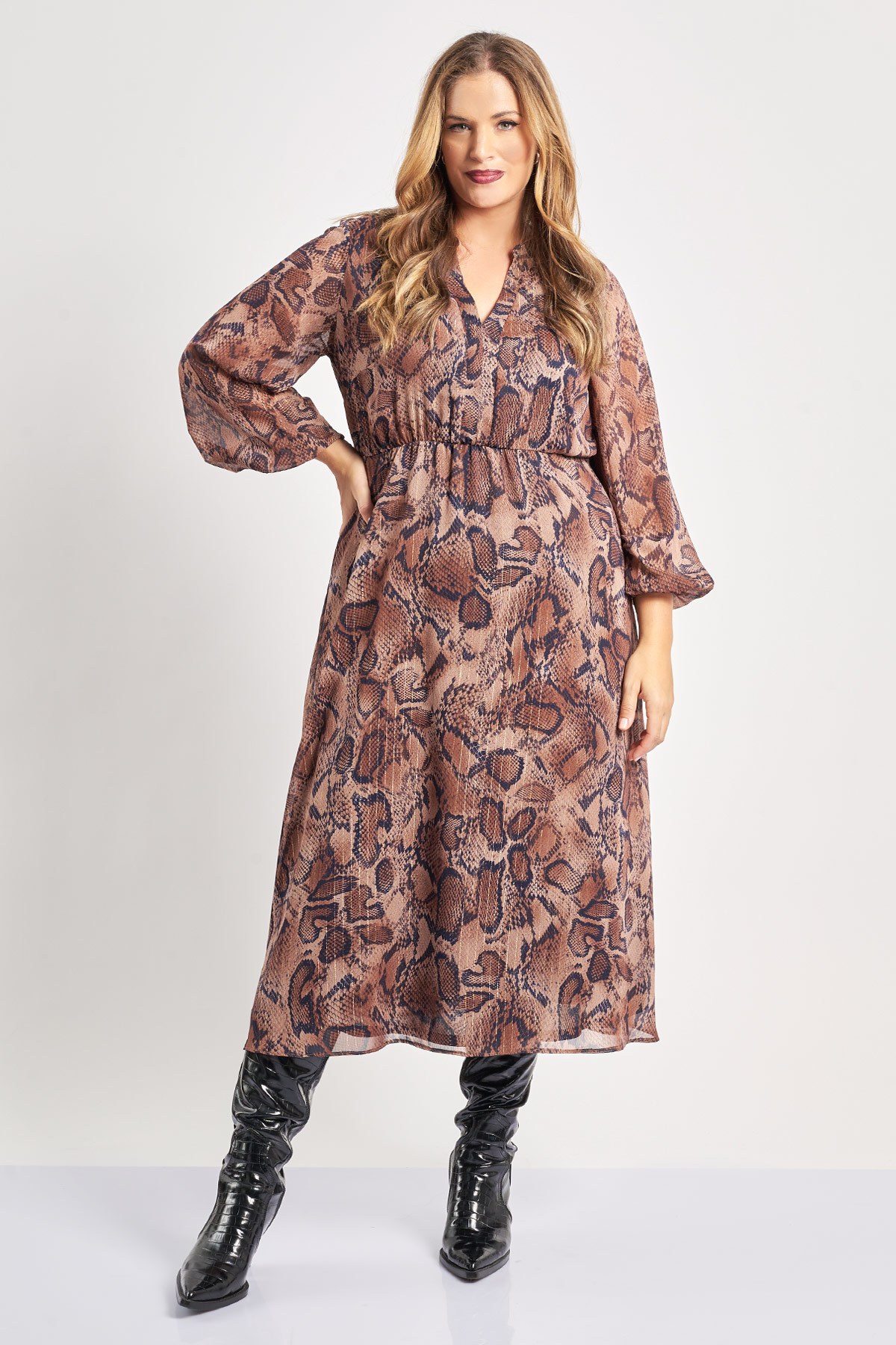 Μάξι φόρεμα chiffon σε εμπριμέ snake print. Στρογγυλή λαιμόκοψη με V άνοιγμα. Μακριά φουσκωτά μανίκια με ελαστική μανσέτα. Σε ίσια, ριχτή γραμμή. Βολάν στο τελείωμα. Φοδραρισμένο. Το μοντέλο έχει ύψος 180 εκ, στήθος 107, μέση 95, περιφέρεια 122 και φοράει το μέγεθος S