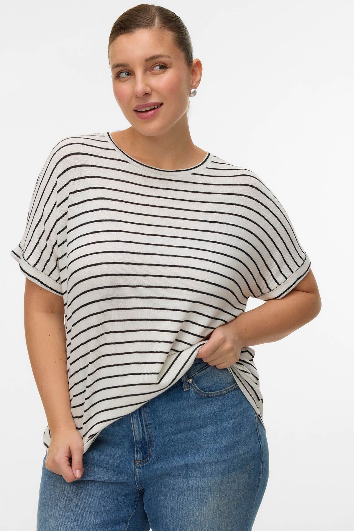 Αυτό το πλεκτό μπλουζάκι σε στυλ Τ-Shirt αποτελεί ένα απαραίτητο κομμάτι για κάθε σύγχρονη γκαρνταρόμπα. Από απαλή και υψηλής ποιότητας πλέξη που προσφέρει εξαιρετική αίσθηση στο δέρμα και αντοχή στον χρόνο. Σε άνετη, ελαφρώς χαλαρή γραμμή του εξασφαλίζει απόλυτη ελευθερία κινήσεων και κολακεύει τη σιλουέτα. Το σχέδιο διακρίνεται για την κλασική στρογγυλή λαιμόκοψη και τα κοντά μανίκια με λεπτομέρεια στο ρεβέρ, στοιχεία που προσδίδουν μια διακριτική πολυτέλεια. Για ένα άψογο Casual Chic look, συνδυάστε το με ένα ψηλόμεσο τζιν παντελόνι και boat shoes, ενώ για το γραφείο μπορείτε να δημιουργήσετε ένα σοφιστικέ Office Look φορώντας το μέσα από ένα σακάκι με υφασμάτινο παντελόνι και loafers. Αν επιθυμείτε μια πιο προσεγμένη απογευματινή εμφάνιση, ταιριάξτε το με μια σατέν midi φούστα, πέδιλα με λουράκια και χρυσούς κρίκους, αναδεικνύοντας τον ευέλικτο χαρακτήρα του που μεταμορφώνεται εύκολα ανάλογα με το styling.Το κύριο υλικό σε αυτό το προϊόν περιέχει τουλάχιστον 50% Βισκόζη - Tangcell™ EcoTang™ μία βιοδιασπώμενη τεχνητή ίνα κυταρρίνης από ξυλοπολτό δέντρων από δάση πιστοποιημένα από το Forest Stewardship Council (FSC), διασφαλίζοντας υπεύθυνη διαχείριση και μειώνοντας τον κίνδυνο αποψίλωσης αρχαίων ή απειλούμενων δασών. Χάρη στη φιλική προς το περιβάλλον παραγωγή του, εξοικονομεί νερό και μειώνει τις περιβαλλοντικές επιπτώσεις.. Το Tangcell™ EcoTang™ είναι πιστοποιημένο και διασφαλίζει ότι δεν περιέχει επιβλαβείς ουσίες.
