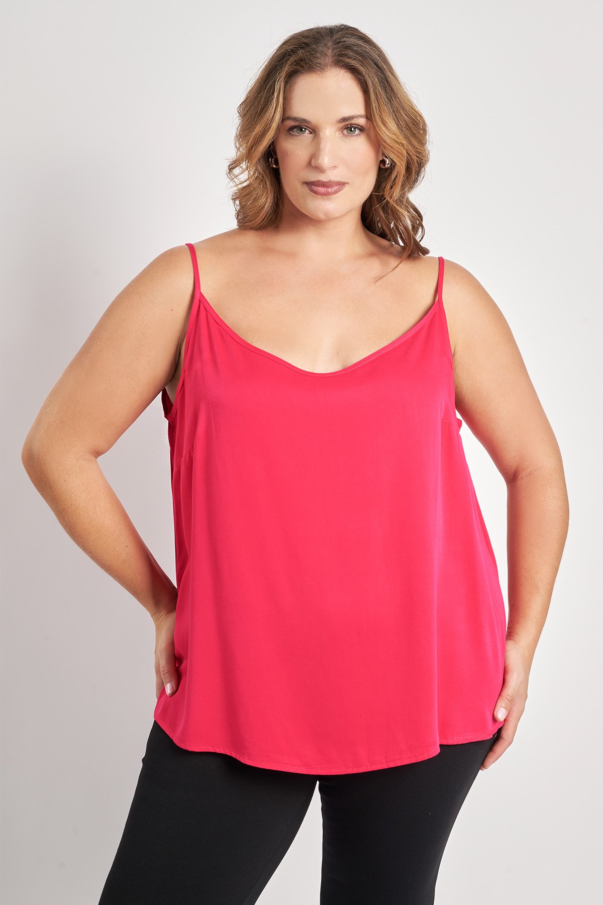 Ανανεώστε τις εμφανίσεις σας με το lingerie τοπ. Mε V ντεκολτέ μπροστά και πίσω και ελαφριά λάμψη που αναβαθμίζει κάθε outfit. Με διακριτικά ανοίγματα στο πλάι για απόλυτη άνεση και καλύτερη εφαρμογή. Συνδυάστε το μέσα από σακάκι για γραφείο, φορέστε το με ζιβάγκο από μέσα για μοντέρνο layering ή ολοκληρώστε το σετ με ίσια παντελόνια και ψηλοτάκουνα για βραδινή έξοδο. Το μοντέλο έχει ύψος 180 εκ, στήθος 107, μέση 95, περιφέρεια 122 και φοράει το μέγεθος S