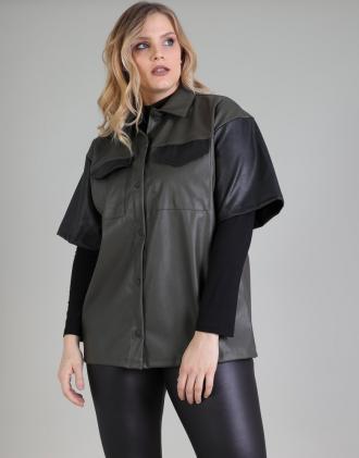 Plus Size πουκάμισο σε δερματίνη με μανίκια και τσέπες με πατ σε μαύρο χρώμα.Το μοντέλο φοράει: XLΎψος μοντέλου: 180 cm