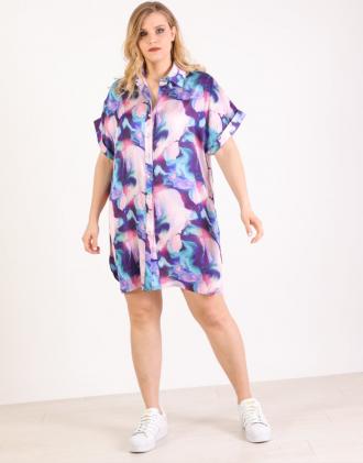 Plus Size πολύχρωμο φόρεμα πουκαμίσα με κουμπιά πέρλες, σε σατέν τυπωμένο ύφασμα.Το μοντέλο φοράει: XLΎψος μοντέλου: 180 cm