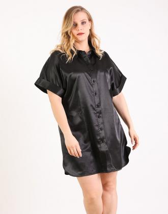 Plus Size φόρεμα πουκαμίσα με κουμπιά πέρλες, σε σατέν ύφασμα.Το μοντέλο φοράει: XLΎψος μοντέλου: 180 cm