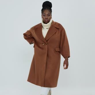  ● Oversize γραμμή ● Με μεγάλο γιακά ● Μακριά μανίκια ● Πλαϊνές τσέπες ● Σατινέ φόδρα Μήκος (εσωτερική ραφή): 114 εκ. 80%POLYESTER 20%WOOL Το μοντέλο έχει ύψος 1,80 εκ. και φοράει Ο/S