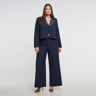  Αυτό το wide-leg παντελόνι συνδυάζει κομψότητα με μοντέρνα αισθητική, προσφέροντας έναν διαχρονικό αλλά σύγχρονο σχεδιασμό. Η πλαϊνή ρίγα προσθέτει μια διακριτική αντίθεση που αναδεικνύει τη σιλουέτα, δημιουργώντας ένα elongated αποτέλεσμα στα πόδια. Με άνετη μέση και αέρινη εφαρμογή, αποτελεί την ιδανική επιλογή για κάθε περίσταση, από το πρωί μέχρι το βράδυ. ● Ποιοτική Σύνθεση Υφάσματος: Σχεδιασμένο για στυλ και άνεση, με λεία, υψηλής ποιότητας υφή που πέφτει κομψά ● Διαχρονικό Χρώμα: Κλασικό μπλε – ένα ευέλικτο κομμάτι που ταιριάζει με κάθε γκαρνταρόμπα ● Μοντέρνα Wide-Leg Γραμμή: Κολακεύει τη σιλουέτα, επιμηκύνοντας τα πόδια και προσφέροντας ελευθερία κινήσεων ● Chic Πλαϊνή Ρίγα: Διακριτική αλλά μοντέρνα denim λεπτομέρεια που προσθέτει αντίθεση και δημιουργεί οπτικά πιο μακριά σιλουέτα ● Άνετη Μέση: Με ελαστικό πίσω μέρος για ευελιξία και σταθερή, άνετη εφαρμογή ● Πολλαπλές Στυλιστικές Επιλογές: Ιδανικό τόσο για casual όσο και για κομψές εμφανίσεις—συνδυάστε το με ένα εφαρμοστό πουκάμισο και γόβες για ένα elegant look ή φορέστε το με sneakers και ένα basic T-shirt για χαλαρό, chic στυλ Μήκος (εσωτερική ραφή): 78,5 εκ. 96%RECYCLED PES 4%ELASTANE Το μοντέλο έχει ύψος 1,79 εκ. και φοράει S Made in Greece 