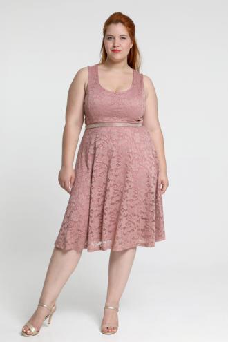 Φόρεμα midi δαντέλα σε άλφα γραμμή με ζώνη με στρας σε ροζ nude χρώμα. (Διατίθενται extra μανίκια) Σύνθεση: 92%VISC 8%LYC   Μέγεθος μοντέλου Medium