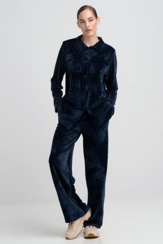 Σετ βελούδινες φόρμες σε μπλε σκούρο χρώμα. Το επάνω μέρος αποτελείται από πουκαμίσα με κουμπιά κατά μήκος και η παντελόνα είναι σε ίσια γραμμή με λάστιχο στη μέση και τσέπες στο πλάι. Σύνθεση: 95%POL 5%SP   Μέγεθος μοντέλου Large