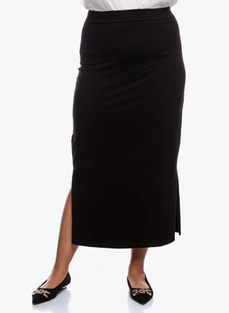 Βαμβακερή ελαστική φούστα με λάστιχο στην μέση σε μαύρο χρώμα και σκίσιμο στο πλάι. Ένα άκρως κλασικό κομμάτι που δεν πρέπει να λείπει από καμία γκαρνταρόμπα. Το μάκρος της από την μέση είναι περίπου 90 εκατοστά. 