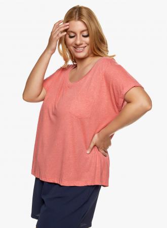 T-shirt μακό σε υπέροχο χρώμα κοραλί, με στρογγυλή λαιμόκοψη και τσεπάκι στο μπροστινό μέρος. Συνδυάστε με λινή παντελόνα και σανδάλια για μια μπόχο εμφάνιση ή με κολάν και αθλητικά για ένα sporty look!