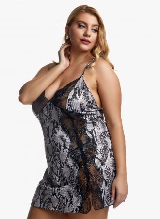 Babydoll με ασορτί στρινγκ σε γκρι snake print, διαθέτει χιαστί στην πλάτη ενώ το σκίσιμο στον αριστερό μηρό σε συνδυασμό με την λεπτομέρεια δαντέλας το καθιστούν άκρως σέξι. %2AΔεν γίνονται αλλαγές στα εσώρουχα για λόγους υγιεινής.