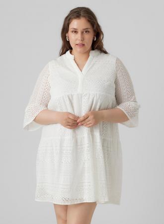 Λευκό φόρεμα τουνίκ από μαλακή δαντέλα, με V λαιμόκοψη και μανίκια 3/4. Αυτό το φόρεμα είναι το απόλυτο trend της σεζόν! Συνδυάστε το με τζιν παντελόνι τις πιο δροσερές καλοκαιρινές νύχτες ενώ τις πιο ζεστές βραδιές μπορεί να φορεθεί μόνο του με ένα ζευγάρι σανδάλια!