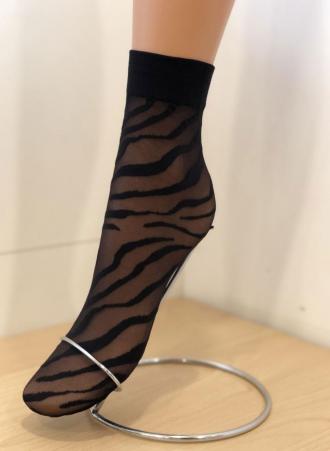Μαύρη διάφανη κάλτσα με μαύρο σχέδιο zebra που φτάνει στο ύψος του αστραγάλου. Φορέστε τις με τα ψηλοτάκουνά σας και δώστε μια έξτρα πινελιά στην εμφάνιση σας!%2AΔεν γίνονται αλλαγές στα εσώρουχα για λόγους υγιεινής!