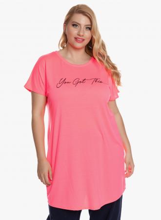Μακρύ t-shirt σε ροζ neon χρώμα με διακριτικό τύπωμα και ασύμμετρη πλάτη. Διαθέτει χιαστί λεπτομέρεια στην πλάτη για έξτρα στιλ. Το μάκρος της από την ραφή του ώμου είναι περίπου 87 εκατοστά μπροστά και 95 εκατοστά πίσω. 