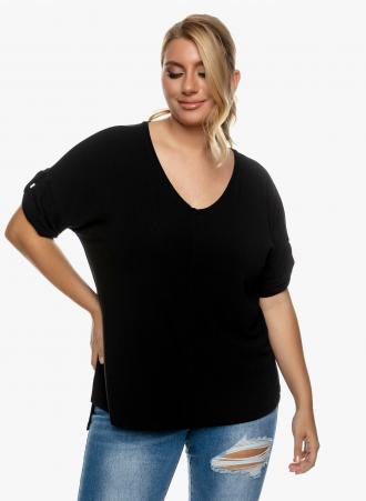 Ασύμμετρη μπλούζα με %27V%27 λαιμόκοψη, μανίκι που φτάνει μέχρι τον αγκώνα σε ένα κλασσικό μαύρο χρώμα. Ευκολοφόρετη, ιδανική για όλες τις ώρες! 