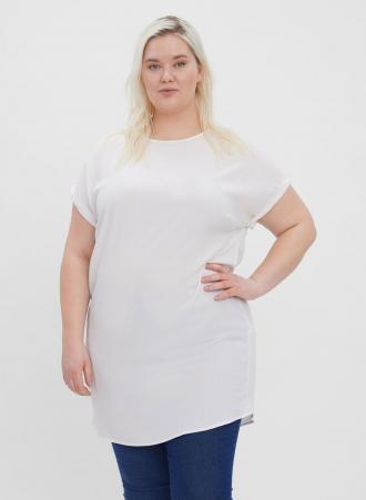 Μακρύ t-shirt σε λευκό χρώμα, με στρογγυλή λαιμόκοψη. Η μαλακή υφή του και η άνετη γραμμή του το καθιστούν απαραίτητο κομμάτι για την γκαρνταρόμπα σας!