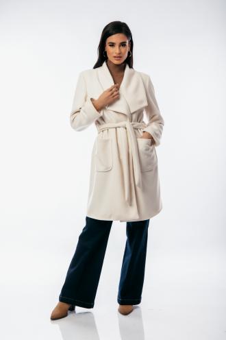 Παλτό βελούρ με ζώνη στην μέση,εσωτερική φόδρα και τετράγωνες εξωτερικές τσέπες. 93% polyester 7% spandex 100% ΕΛΛΗΝΙΚΟ ΠΡΟΪΌΝ