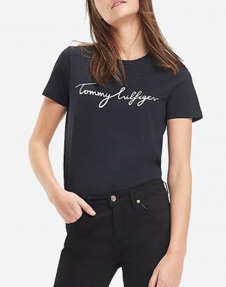 Γυναικεία μπλούζα t-shirt σε κανονική γραμμή με κλασικό σχεδιασμό κοντά μανίκια με στρογγυλή λαιμόκοψη και το λογότυπο Tommy Hilgiger στο μπροστινό μέρος κατασκευασμένη από εξαιρετικής ποιότητας βαμβάκι. Σύνθεση: 100% βαμβάκι