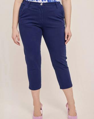 Παντελόνι κάπρι, σε Plus Size γραμμή, με ελατική μέση και τσέπες στο πλάϊ και πίσω, κούμπωμα με φερμουάρ και κουμπί (Σύνθεση: 97% Βαμβάκι 3% Ελαστάνη)