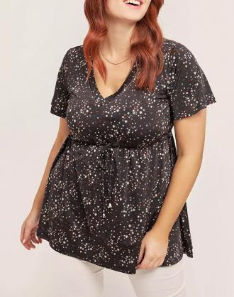 Γυναικεία μπλούζα με floral μοτίβο σε Plus Size γραμμή. Με κοντά μανίκια και διαθέτει σούρα με κορδόνι κάτω από το στήθος (Σύνθεση: 95% Πολυεστέρας 5% Σπάντεξ)