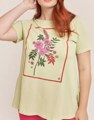 Γυναικεία μπλούζα τύπου T-shirt σε Plus Size εφαρμογή. Διαθέτει τύπωμα floral στάμπα στο μπροστινό μέρος και είναι σε Α γραμμή. ( Σϋνθεση: 100% Βαμβάκι)