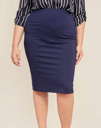 Φούστα τύπου Pencil μονόχρωμη σε Plus Size γραμμή. Με λάστιχο στη μέση για άψογη εφαρμογή. (Σύνθεση: 67% Ραιγιον, 29% Ναϋλον, 4% Σπάντεξ)
