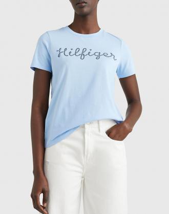 Γυναικείο T-shirt με κανονική γραμμή, κοντομάνικο, με στρογγυλή λαιμόκοψη, σχέδιο Tommy Hilfiger μπροστά και κεντητό σημαιάκι στη μανσέτα. (Σύνθεση: 100% Επεξεργασμένο Βαμβάκι)