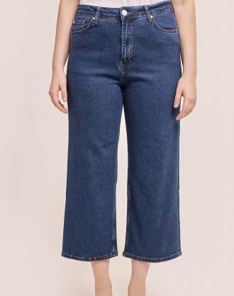 Παντελόνι Jean σε Plus Size εφαρμογή και στυλ Cropped. Είναι σε ίσια γραμμή και κλείνει με φερμούαρ και κουμπί μπροστά. (Σύνθεση: 97% Βαμβάκι, 3% Ελαστάνη)