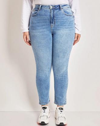 Γυναικείο jean παντελόνι, σε Plus Size και στενή εφαρμογή. Διαθέτει ελαστηκότητα και κλείνει με φερμουάρ και κουμπί μπροστά. (Σύνθεση: 99% Βαμβάκι, 1% Ελαστάνη)