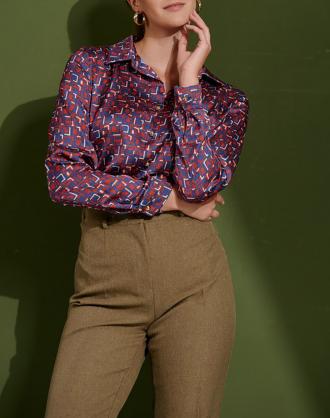Γυναικείο πουκάμισο σε κανονική γραμμή, μακρυμάνικο, με σατέν υφή και κλείσιμο μπροστά με κουμπιά. (Σύνθεση: 100% Πολυεστέρας)