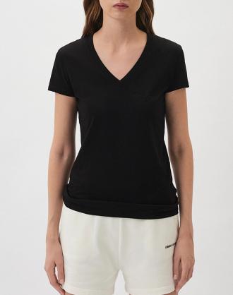 Γυναικεία t-shirt, σε στενή γραμμή, κοντομάνικη, με V λαιμόκοψη και κέντημα λογότυπο στο στήθος. (Σύνθεση: 100% Βαμβάκι)