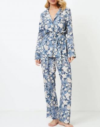 Γυναικείο σετ πυτζάμα, με floral σχέδιο, διαθέτει μακρυμάνικο τοπ, με κούμπωμα και ζώνη ίδιας ύφανσης και παντελόνι στο ίδιο μοτίβο. (Σύνθεση: 100% Βισκόζη)