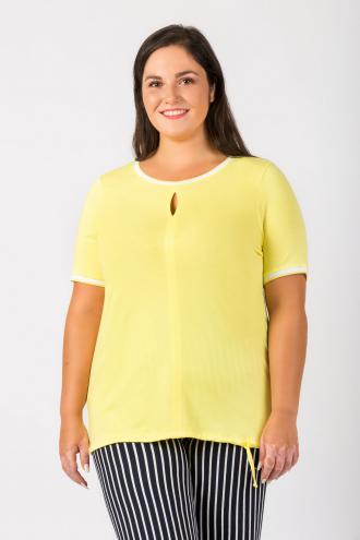 Κοντομάνικη μπλούζα σε χρώμα κίτρινο. Με στρόγγυλη λαιμόκοψη και κορδόνι στο τελείωμα για να δημιουργεί 