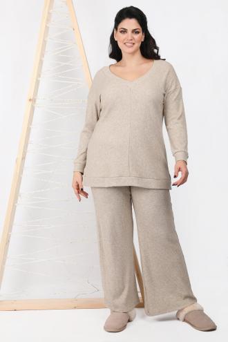 Loungewear παντελόνα από μελανζέ πλεκτό ριπ ύφασμα ιδιαίτερα απαλής αίσθησης. Σε άνετη, ριχτή γραμμή. Διαθέτει μαλακό λάστιχο στη μέση για να νιώθετε άνετη από το πρωί έως το βράδυ. Συνδυάζεται ιδανικά με τη μπλούζα ίδιας υφής με κωδικό 012020106345. Το μοντέλο έχει ύψος 178εκ και φοράει μέγεθος S. Stay comfy and cozy at home with Parabita ♡