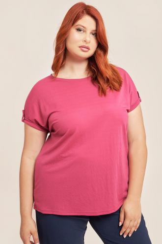 Κοντομάνικη μπλούζα με στρογγυλή λαιμόκοψη. Διακόσμηση με κουμπί στο μανίκι. Το μοντέλο έχει ύψος 180 εκ, στήθος 106, μέση 88, περιφέρεια 117 και φοράει το μέγεθος S