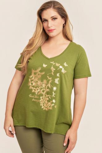 T-shirt από 100% βαμβάκι με τύπωμα πεταλούδες. Λαιμόκοψη V και κοντά μανίκια. Σε Α γραμμή. Το μοντέλο έχει ύψος 179 εκ, στήθος 109, μέση 89, περιφέρεια 119 και φοράει το μέγεθος S