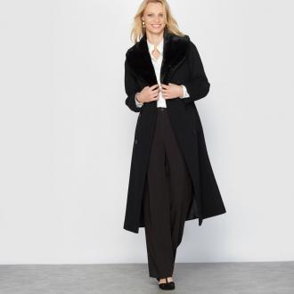 Κομψό και διαχρονικό παλτό. Γιακάς με πέτο και αφαιρούμενη συνθετική γούνα σε χρώμα μαύρο για το γκρι, μαύρο και μπορντώ παλτό και χρώμα καφέ για το καμηλό. Διπλό κούμπωμα και μανίκια ρεγκλάν. Ζώνη με αγκράφα. 2 τσέπες με κλίση, 1 εσωτερική τσέπη. Διακριτικό σκίσιμο στο πίσω μέρος.Σύνθεση %26 ΛεπτομέρειεςΎφασμα: βελούδινο μαλλί πενιέ. 70% μαλλί, 20% πολυαμίδη, 10% κασμίριΕπένδυση: 100% πολυεστέραςΣυνθετική γούνα: από 82% ακρυλικό, 18% πολυεστέραΜήκος: 110 εκ. Ιδανικό για ύψη πάνω από 1.65m.Μάρκα: Anne Wayburn