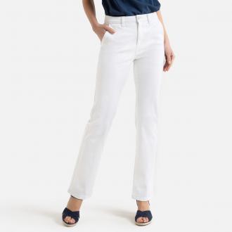 Ένα ίσιο και άνετο τζιν που θα το φοράτε όλη μέρα... Ελαφρώς χαμηλόμεσο. Ζώνη με θηλιές. Φερμουάρ και κουμπί μπροστά. Πίσω: τσέπες με στραςΠεριγραφή: - Παντελόνι regular jeans - Κανονική μέση - Μήκος καβάλου 78 εκ., φάρδος στα μπατζάκια 19,5 εκ. για το μέγεθος 38Σύνθεση και συντήρηση: - 98% βαμβάκι, 2% ελαστάνη - Πλύσιμο στους 40°C στο πρόγραμμα για ευαίσθητα - Σιδέρωμα σε μέτρια θερμοκρασία - Στεγνωτήριο σε χαμηλή ταχύτητα - Απαγορεύεται το στεγνό καθάρισμαΠροϊόν υπεύθυνης παραγωγής - Επιλέξτε ένα προϊόν με την ετικέτα «STANDARD 100 by OEKO-TEX® n° CQ1102/4 IFTH regroupant CQ1102/5 IFTH et n° CQ1102/6 IFTH», σίγουρα μια πολύ τεχνική περιγραφή που μπορεί να μην καταλαβαίνετε, αλλά σημαίνει ότι επιλέγετε ένα ύφασμα αβλαβές, που δεν ερεθίζει το δέρμα. Μια ανεξάρτητη και διεθνής πιστοποίηση αναφοράς που προστατεύει την υγεία των καταναλωτών. Με γνώμονα την υγεία και την προστασία του περιβάλλοντος.