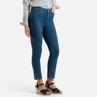 To τζιν με εφέ push up και μήκος μέχρι τον αστράγαλο, χάρη στις ειδικά μελετημένες ραφές και πένσες, σμιλεύει τους γλουτούς και χαρίζει τέλεια σιλουέτα. Εξώγαζα σε αντίθεση. Ζώνη με θηλιές. Κλείνει με φερμουάρ και μεταλλικό κουμπί.Περιγραφή: - Παντελόνι slim jeans - Κανονική μέση - Λοξές τσέπες και τσεπάκι μπροστά  - Ψηλότερο, με 2 πλακέ τσέπες πίσω - Μήκος καβάλου 68 εκ., φάρδος στα μπατζάκια 15 εκ. για το μέγεθος 38Σύνθεση και συντήρηση: - 82% βαμβάκι, 16% πολυέστερ, 2% ελαστάνη - Πλύσιμο στους 30°C στο πρόγραμμα για ευαίσθητα - Σιδέρωμα σε μέτρια θερμοκρασία - Απαγορεύεται το στεγνωτήριο - Απαγορεύεται το στεγνό καθάρισμαΠροϊόν υπεύθυνης παραγωγής - Βαμβάκι βιολογικής γεωργίας: υπεύθυνη επιλογή και κατανάλωση. Γιατί; Επειδή για την παραγωγή του δεν χρησιμοποιούνται χημικά προϊόντα, φυτοφάρμακα, εντομοκτόνα και γενετικά τροποποιημένοι οργανισμοί. Αποτέλεσμα: μικρότερος αντίκτυπος στη βιοποικιλότητα και την υγεία των καλλιεργητών.  - Επιλέγοντας ένα προϊόν με ειδική τεχνική ξεβάμματος φιλική για το περιβάλλον, γίνεστε υπεύθυνος καταναλωτής. Η βιώσιμη τεχνική ξεβάμματος έχει σημαντικά μειωμένη κατανάλωση νερού σε σχέση με την κλασική τεχνική για τον ίδιο σκοπό. Έτσι θα αγαπήσετε ακόμη περισσότερο το τζιν σας.
