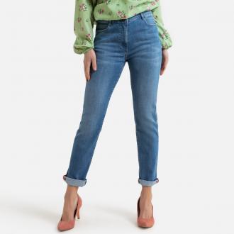 Τζιν από στρετς ντένιμ, εξαιρετικά θηλυκό και μοντέρνο, με μπατζάκια που φοριούνται με γυρισμένο ρεβέρ. Ζώνη με θηλιές. Κουμπί και φερμουάρ μπροστά. Τσέπες μπροστά και πίσω με πριτσίνια. Ξεβαμμένο μπροστά και πίσω.Περιγραφή: - Παντελόνι regular jeans - Κανονική μέση - Μήκος καβάλου 78 εκ., φάρδος στα μπατζάκια 17 εκ. για το μέγεθος 38Σύνθεση και συντήρηση: - 82% βαμβάκι, 16% πολυέστερ, 2% ελαστάνη - Πλύσιμο στους 30°C στο πρόγραμμα για ευαίσθητα - Σιδέρωμα σε μέτρια θερμοκρασία - Απαγορεύεται το στεγνωτήριο - Απαγορεύεται το στεγνό καθάρισμαΠροϊόν υπεύθυνης παραγωγής - Βαμβάκι βιολογικής γεωργίας: υπεύθυνη επιλογή και κατανάλωση. Γιατί; Επειδή για την παραγωγή του δεν χρησιμοποιούνται χημικά προϊόντα, φυτοφάρμακα, εντομοκτόνα και γενετικά τροποποιημένοι οργανισμοί. Αποτέλεσμα: μικρότερος αντίκτυπος στη βιοποικιλότητα και την υγεία των καλλιεργητών.  - Επιλέγοντας ένα προϊόν με ειδική τεχνική ξεβάμματος φιλική για το περιβάλλον, γίνεστε υπεύθυνος καταναλωτής. Η βιώσιμη τεχνική ξεβάμματος έχει σημαντικά μειωμένη κατανάλωση νερού σε σχέση με την κλασική τεχνική για τον ίδιο σκοπό. Έτσι θα αγαπήσετε ακόμη περισσότερο το τζιν σας.