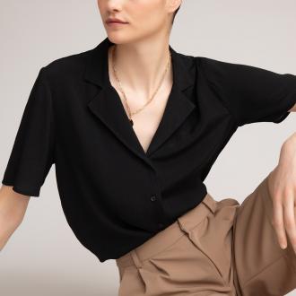 Ίσια γραμμή, όμορφο μήκος, πέτο γιακάς: ένα πουκάμισο με ακαταμάχητη γοητεία που συνδυάζεται εύκολα και φοριέται σε κάθε περίσταση. Από 100% βισκόζη, είναι εξαιρετικά άνετο και κατάλληλο και για το γραφείο.Περιγραφή: - Κοντά μανίκια - Ίσια γραμμή - Γιακάς με πέτο - Μήκος 62 εκ. για το μέγεθος 38Σύνθεση και συντήρηση: - 100% βισκόζη - Πλύσιμο στους 30°C στο πρόγραμμα για ευαίσθητα - Σιδέρωμα σε χαμηλή θερμοκρασία - Απαγορεύεται το στεγνωτήριο - Απαγορεύεται το στεγνό καθάρισμα