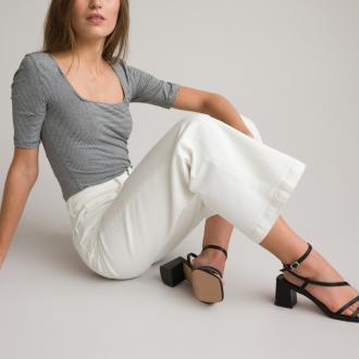 Με επιρροές από τη δεκαετία του 70, το τζιν καμπάνα εγγυάται μοντέρνο look. Σε γραμμή ίσια που μακραίνει τη σιλουέτα. Συνδυάστε το με ένα τοπ και ψηλοτάκουνα πέδιλα για στυλ seventies. Φοριέται επίσης με ένα T-shirt και sneaker για casual look.Περιγραφή - Φαρδιά, loose γραμμή - Ψηλόμεσο - 5 τσέπεςΔιαστάσεις για το μέγεθος 38/M - Μήκος καβάλου: 71 εκ. - Φάρδος στα μπατζάκια: 27 εκ. Σύνθεση και συντήρηση: - 99% βαμβάκι, 1% ελαστάνη - Πλύσιμο στους 30°C στο πρόγραμμα για ευαίσθητα - Σιδέρωμα σε χαμηλή θερμοκρασία - Στεγνωτήριο σε χαμηλή ταχύτητα - Επιτρέπεται το στεγνό καθάρισμα