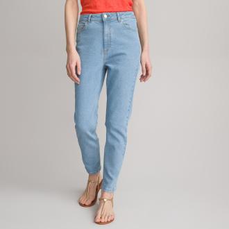 Με επιρροές από τη δεκαετία του 90, το mom fit τζιν επιστρέφει δυναμικά. Τονίζει τη μέση και σμιλεύει τους μηρούς. Συνδυάζει μοντέρνο look και άνεση. Φοριέται με γυρισμένα τα μπατζάκια για casual cool στυλ.Περιγραφή - Παντελόνι mom fit jeans - ΨηλόμεσοΔιαστάσεις για το μέγεθος 38/M - Μήκος καβάλου: 73 εκ. - Φάρδος στα μπατζάκια: 15,5 εκ. Σύνθεση και συντήρηση: - 100% βαμβάκι - Πλύσιμο στους 30°C στο πρόγραμμα για ευαίσθητα - Σιδέρωμα σε μέτρια θερμοκρασία - Στεγνωτήριο σε χαμηλή ταχύτητα - Απαγορεύεται το στεγνό καθάρισμα / η χρήση λευκαντικού