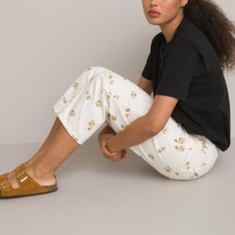 Όμορφο σχέδιο με κεντημένα λουλούδια για αυτό το παντελόνι mom fit. Η γραμμή του, εμπνευσμένη από τη δεκαετία του 90, τονίζει τη μέση και σμιλεύει τους μηρούς. Συνδυάζει μοντέρνο look και άνεση. Μια τέλεια εναλλακτική του τζιν.Περιγραφή - Ίσια γραμμή - Παντελόνι mom fit jeans - Κανονική μέση - Πεντάτσεπο - Κέντημα με λουλούδια - Φλοράλ μοτίβοΔιαστάσεις για το μέγεθος 38/M - Μήκος καβάλου: 68 εκ. - Φάρδος στα μπατζάκια: 30 εκ. Σύνθεση και συντήρηση: - 100% βαμβάκι - Πλύσιμο στους 30°C στο πρόγραμμα για ευαίσθητα - Σιδέρωμα σε μέτρια θερμοκρασία - Απαγορεύεται το στεγνωτήριο - Απαγορεύεται το στεγνό καθάρισμα