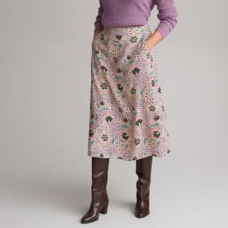Όμορφο φλοράλ μοτίβο και εβαζέ γραμμή για αυτή την πολύ μοντέρνα φούστα... απλώς υπέροχη με ένα πουλόβερ και μπότες. Θα την λατρέψετε! Επίπεδη ζώνη με λάστιχο πίσω. Λοξές τσέπες.Περιγραφή - Εβαζέ γραμμή - Μίντι μήκος - Φλοράλ μοτίβοΔιαστάσεις για το μέγεθος 38/M - Μήκος: 80 εκ. Σύνθεση και συντήρηση: - Κύριο υλικό: 100% βισκόζη - Φόδρα: 100% πολυέστερ - Για τις οδηγίες συντήρησης, δείτε την ετικέτα του προϊόντος. - ΥΛΙΚΟ ΠΟΥ ΠΡΟΕΡΧΕΤΑΙ ΑΠΟ ΔΑΣΗ ΑΕΙΦΟΡΟΥ ΑΝΑΠΤΥΞΗΣ. Η βισκόζη LENZING™ ECOVERO™ είναι μια βιώσιμη ίνα που σέβεται το περιβάλλον γιατί παράγεται από πολτό ξύλου πιστοποιημένων δασών υπεύθυνης διαχείρισης (FSC® ή PEFC™) ή από αειφόρες πηγές. Αυτές οι δασικές εκμεταλλεύσεις επαναφυτεύουν δέντρα σε λογικό ρυθμό, διευκολύνοντας την ανανέωση του δάσους.