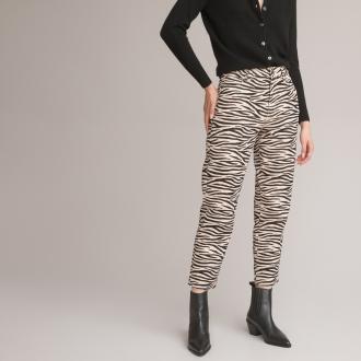 Ένα τζιν mom fit, εμπνευσμένο από τη δεκαετία του 80, εδώ σε εμπριμέ εκδοχή, είναι απαραίτητο κομμάτι της γκαρνταρόμπας σας. Μας αρέσει η casual γραμμή και το cool look του. Το λεοπάρ μοτίβο του δίνει στυλ και χαρακτήρα στο ντύσιμο.Περιγραφή - Παντελόνι mom fit jeans - Ψηλόμεσο - Μοτίβο ζέβραςΔιαστάσεις για το μέγεθος 38/M - Μήκος καβάλου: 68 εκ. - Φάρδος στα μπατζάκια: 17 εκ.Σύνθεση και συντήρηση: - 100% βαμβάκι - Πλύσιμο στους 30°C στο πρόγραμμα για ευαίσθητα - Σιδέρωμα σε μέτρια θερμοκρασία - Στεγνωτήριο σε χαμηλή ταχύτητα - Απαγορεύεται το στεγνό καθάρισμα / η χρήση λευκαντικού - ΒΙΩΣΙΜΗ ΤΕΧΝΙΚΗ ΞΕΒΑΜΜΑΤΟΣ. Η βιώσιμη τεχνική ξεβάμματος έχει σημαντικά μειωμένη κατανάλωση νερού σε σχέση με την κλασική τεχνική για τον ίδιο σκοπό.