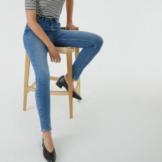 Το skinny τζιν είναι βασικό κομμάτι στη γυναικεία γκαρνταρόμπα. Με εφαρμοστή γραμμή, αναδεικνύει τη φυσική γραμμή των ποδιών. Συνδυάζεται με ένα T-shirt ή μια ρομαντική μπλούζα. Το δυνατό του σημείο: το πολύ άνετο υλικό.Περιγραφή - Παντελόνι skinny jeans - ΨηλόμεσοΔιαστάσεις για το μέγεθος 38/M - Μήκος καβάλου: 75 εκ. - Φάρδος στα μπατζάκια: 13 εκ.Σύνθεση και συντήρηση: - 93% βαμβάκι, 5% πολυέστερ, 2% ελαστάνη - Πλύσιμο στους 30°C στο πρόγραμμα για ευαίσθητα - Σιδέρωμα σε χαμηλή θερμοκρασία - Απαγορεύεται το στεγνωτήριο - Απαγορεύεται το στεγνό καθάρισμα
