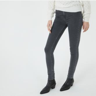 Το skinny τζιν είναι βασικό κομμάτι στη γυναικεία γκαρνταρόμπα. Με εφαρμοστή γραμμή, αναδεικνύει τη φυσική γραμμή των ποδιών. Συνδυάζεται με ένα T-shirt ή μια ρομαντική μπλούζα. Το δυνατό του σημείο: το πολύ άνετο υλικό.Περιγραφή - Παντελόνι skinny jeans - ΨηλόμεσοΔιαστάσεις για το μέγεθος 38/M - Μήκος καβάλου: 75 εκ. - Φάρδος στα μπατζάκια: 13 εκ.Σύνθεση και συντήρηση: - 93% βαμβάκι, 5% πολυέστερ, 2% ελαστάνη - Πλύσιμο στους 30°C στο πρόγραμμα για ευαίσθητα - Σιδέρωμα σε χαμηλή θερμοκρασία - Απαγορεύεται το στεγνωτήριο - Απαγορεύεται το στεγνό καθάρισμα