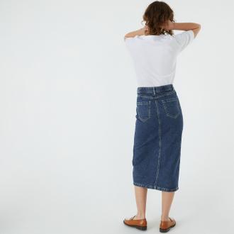 Με επιρροές από τη δεκαετία του 90, η ίσια φούστα από ντένιμ επιστρέφει. Συνδυάζεται εύκολα και φοριέται όλες τις εποχές. Φορέστε την με ένα T-shirt ή μια ρομαντική μπλούζα, με πέδιλα ή μπότες. Εντελώς απαραίτητη.Περιγραφή - Ίσια γραμμή - Μακρύ μήκος - Πεντάτσεπο - Κλείνει με φερμουάρ και κουμπί - Σκίσιμο μπροστάΔιαστάσεις για το μέγεθος 38/M - Μήκος: 82 εκ. Σύνθεση και συντήρηση: - 100% βαμβάκι - Πλύσιμο στο πλυντήριο στους 40°C - Σιδέρωμα σε μέτρια θερμοκρασία - Στεγνωτήριο σε μέτρια ταχύτητα - Απαγορεύεται το στεγνό καθάρισμα / η χρήση λευκαντικού
